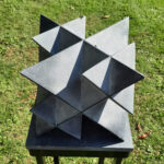 Geschakelde tetraëders in kubus Hardsteen, 2021/22, 25 x 25 x 25 cm.